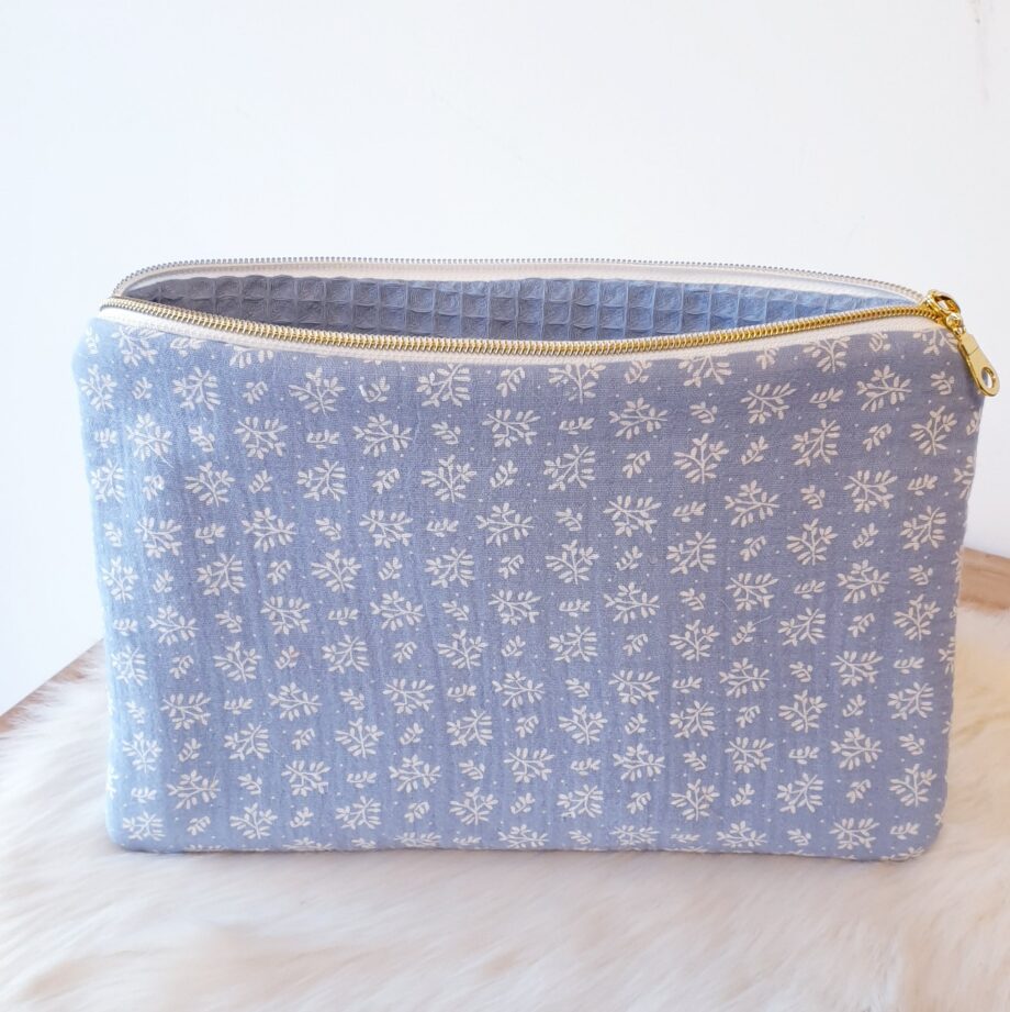 Trousse plate bleue fleurie